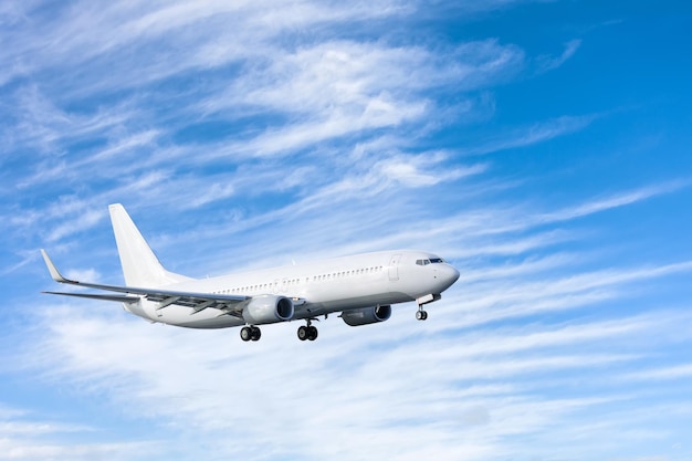 Avión en el cielo azul y cirro