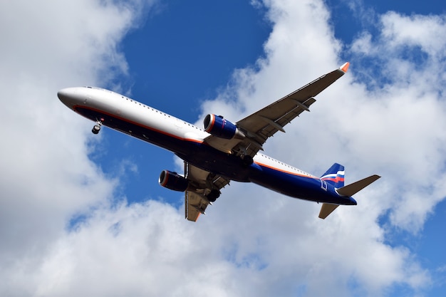 Avión en un cielo azul en las nubes