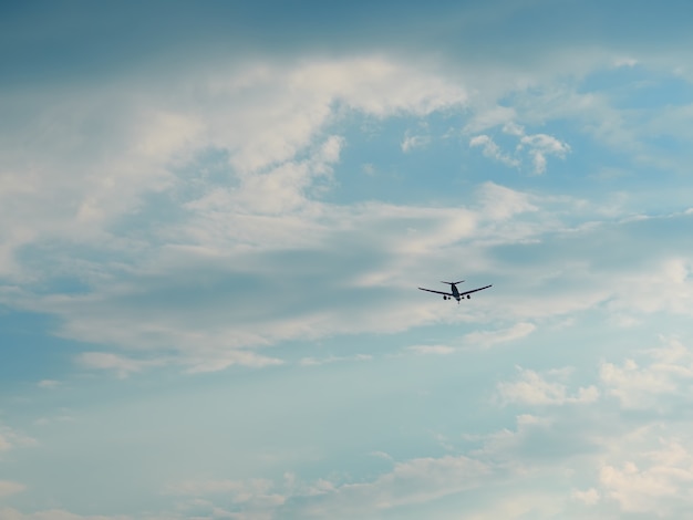 Avión en cielo azul transporte fondo hd