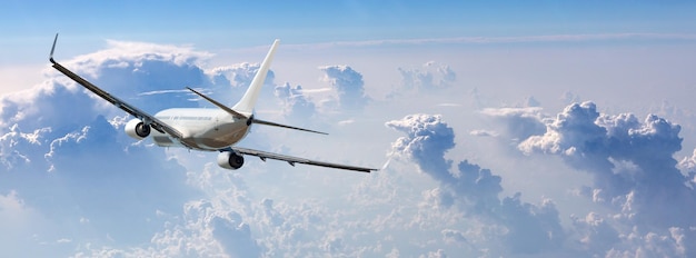 Avión en el cielo azul