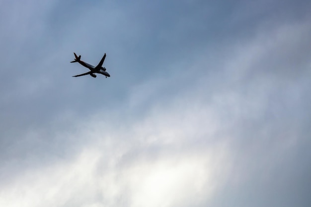 El avión en el cielo está ganando altitud