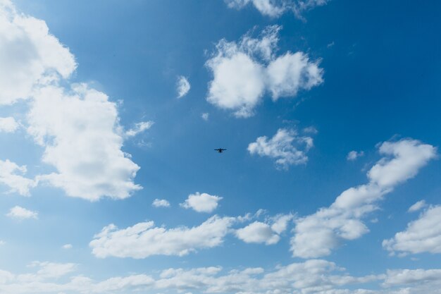 Avión en el cielo con personas evacuadas concepto de seguridad pandémica