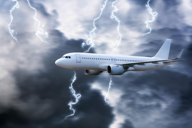 Avión en el cielo con truenos y relámpagos El avión vuela en una terrible tormenta Concepto de clima