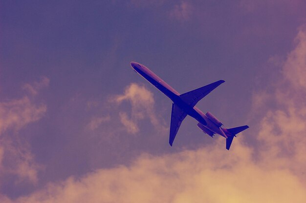 Foto avión en el cielo