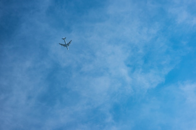 Avión en el cielo