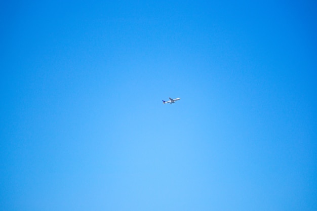 Avión en el cielo