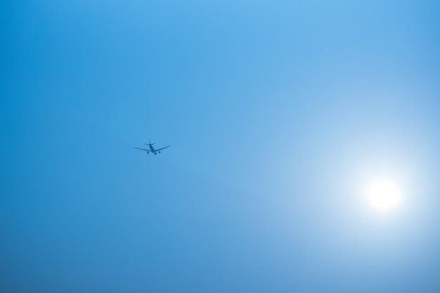 Foto avión en el cielo