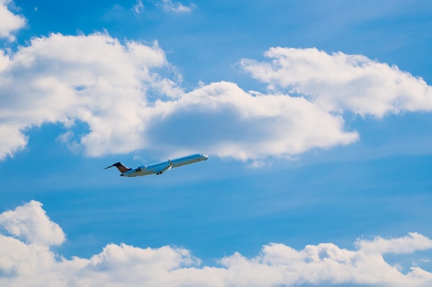 Avión en el cielo