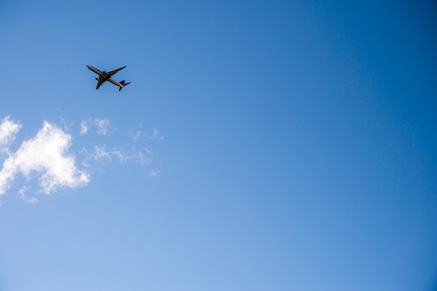 avión y cielo