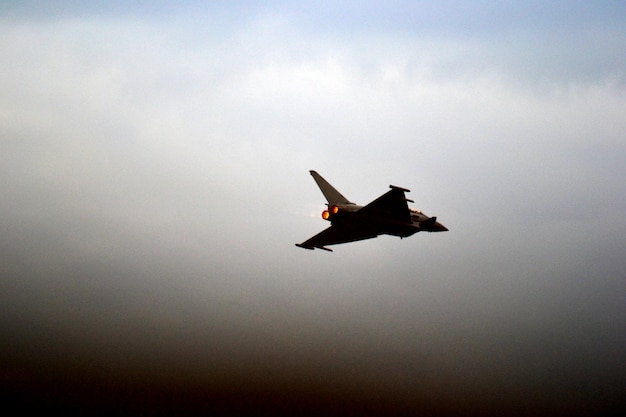 Avión de combate de combate único volando en el aire