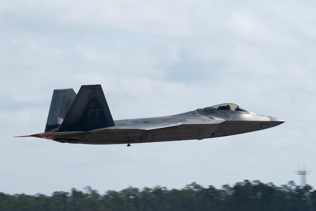 Un avión de combate está volando en el cielo con las letras f - 1 en él.