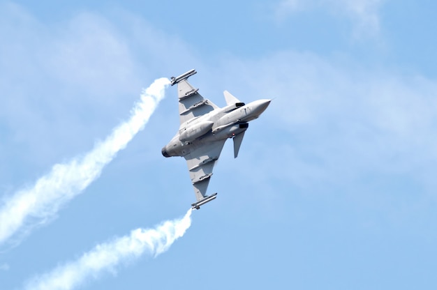 Avión de combate militar en cielo azul