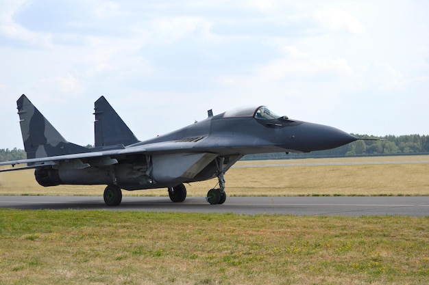 Avión de combate militar de pie en una pista