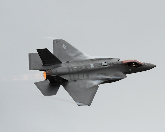 Un avión de combate con el número 48 en él