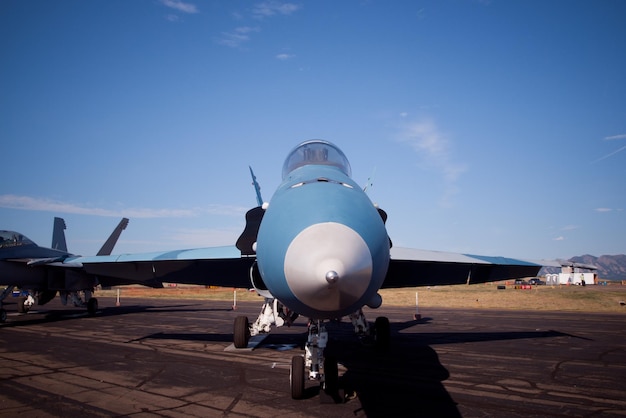 Avión de combate en el Salón Aeronáutico de las Montañas Rocosas en Broomfield, Colorado.