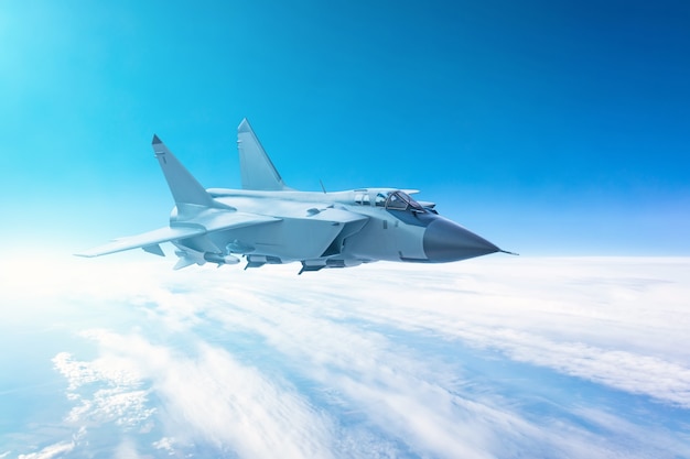 Avión de combate volando con un fondo de cielo azul.