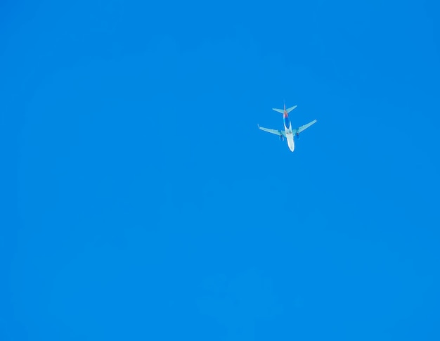Avión contra un fondo de cielo azul en un día soleado