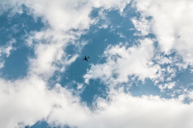 Foto un avión cruzando el cielo nublado