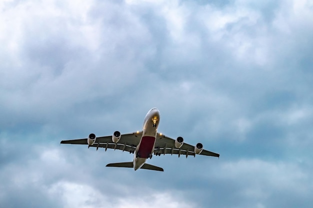 El avión despega del aeropuerto en la noche con un cielo nublado oscuro