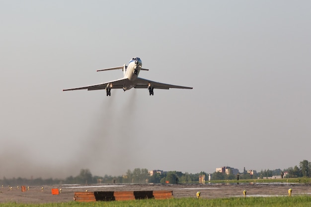 Avión despegando de un aeródromo militar