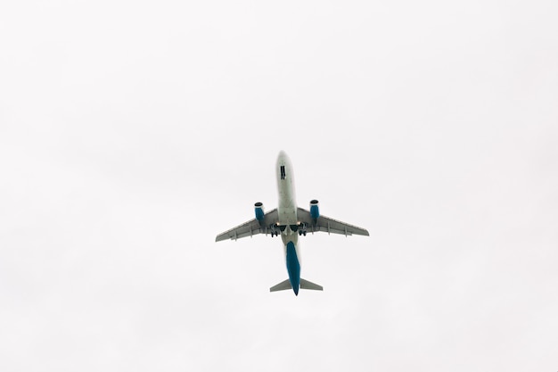 Foto avión despegando desde el aeropuerto contra el cielo