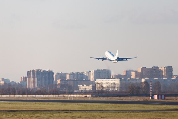 Avión despegando por encima de la pista