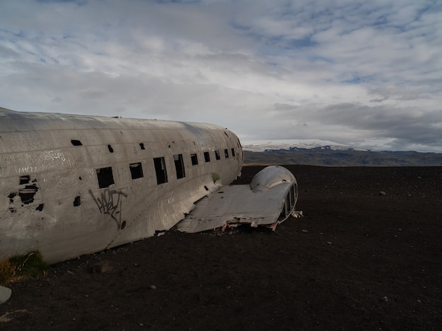 Foto avion en la playa de islandia