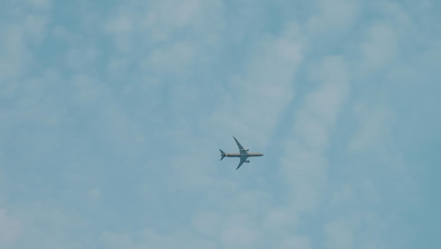 Un avión está volando en el cielo.