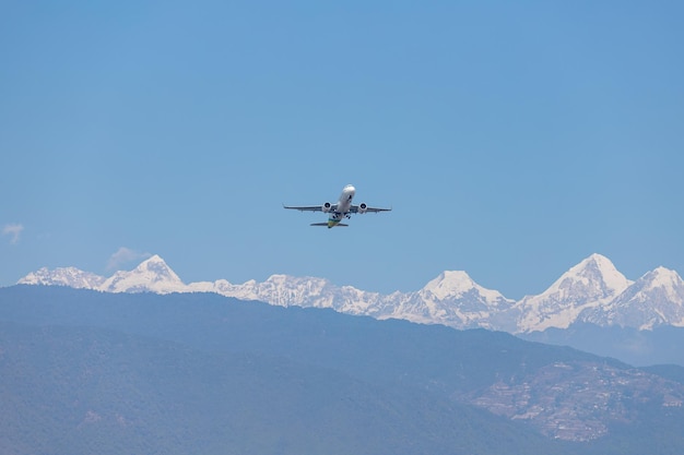 Un avión está volando sobre las montañas.