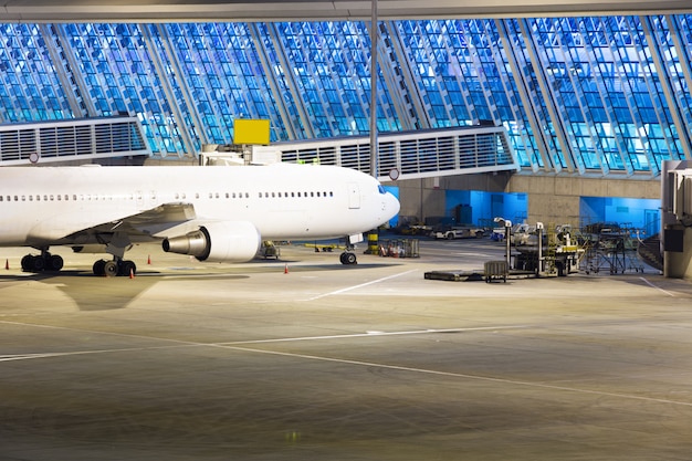 Avión estacionado en el aeropuerto por la noche