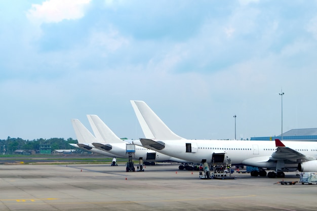 Avión estacionado en el aeropuerto