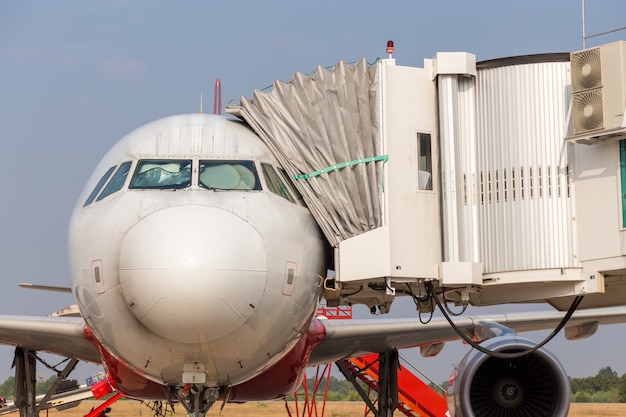 Avión de estacionamiento en el aeropuerto.