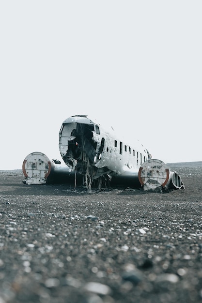 Avión estrellado en Islandia en la playa de Solheimasandur Moody ambient imagen de red social Viajar a Islandia concepto de viaje por carretera Copia espacio imagen visitar Islandia