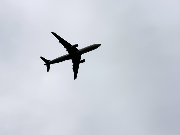 Avión en el fondo del cielo nublado