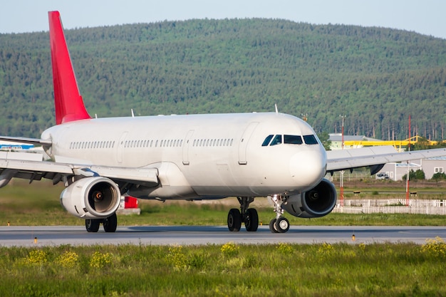 El avión gira en la pista