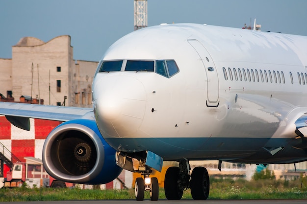 Avión gira en pista