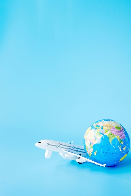 Foto avión y globo en azul