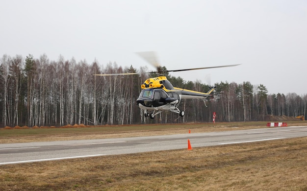 El avión Gran vuelo en helicóptero amarillo negro blanco a baja altura
