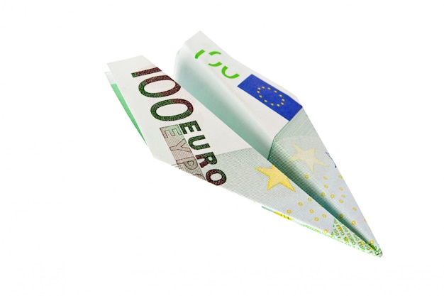 Un avión hecho de dinero del euro vuela hacia abajo aislado en blanco
