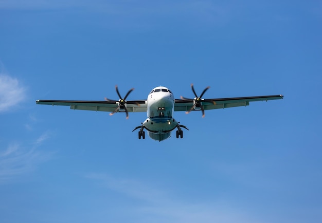 Avión de hélice de pasajeros antes de aterrizar