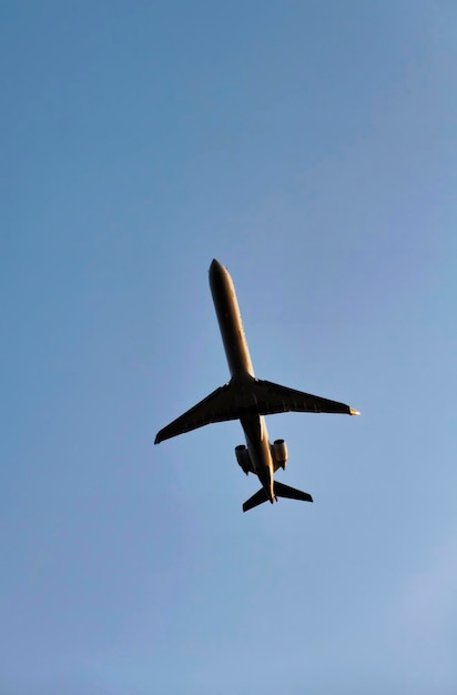 Avión de Italia volando en el cielo