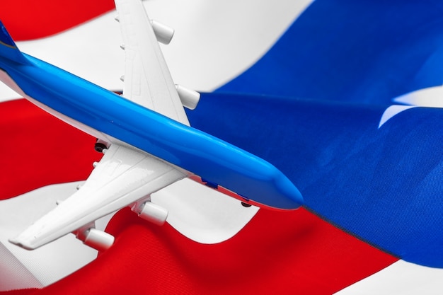 Avión jet de juguete de plástico y la bandera de Estados Unidos.