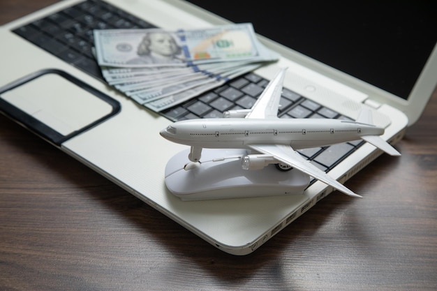 Avión de juguete con una computadora portátil