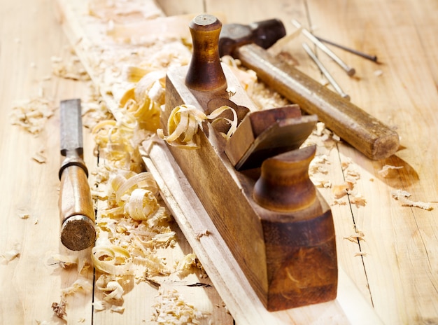 Avión de madera antiguo en un taller