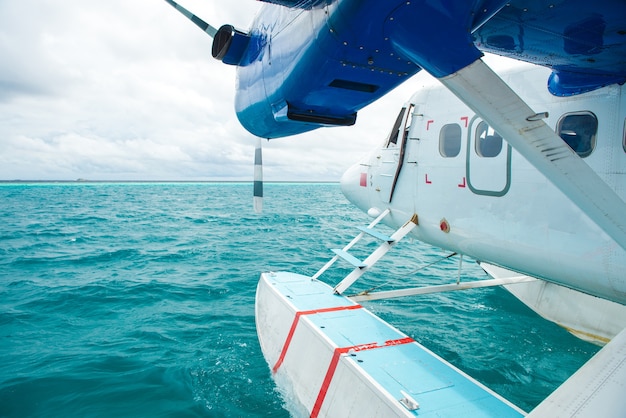 Avión de mar en la playa tropical