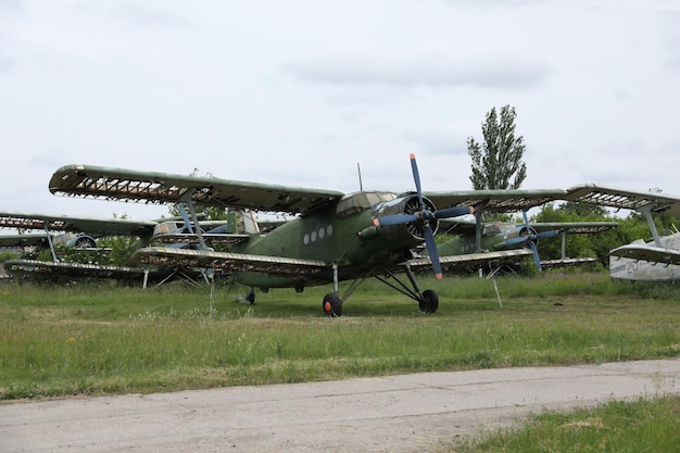 Avión militar de la Unión Soviética dañado abandonado Antonov An2