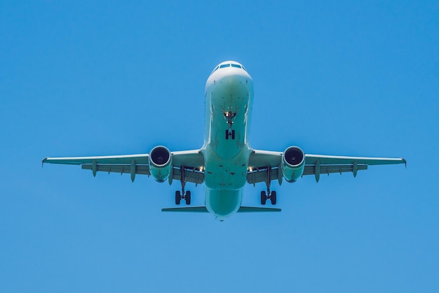 Avión moderno en el cielo cerca del aeropuerto despega o aterriza