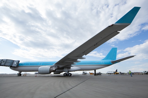 Avión moderno se encuentra en el aeropuerto