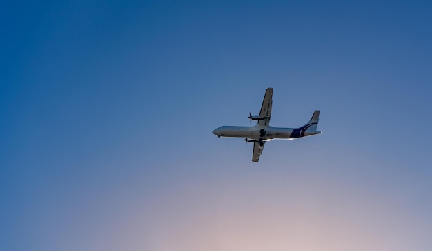 Avión de negocios en el cielo azul a la luz del sol Forma de avión en el cielo