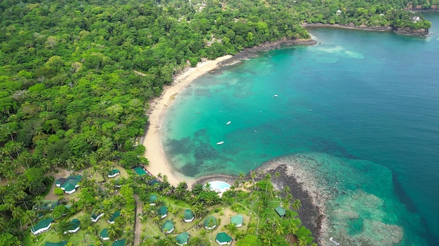 Un avión no tripulado disparado sobre la playa del Club Santana en Santo Tomé, África